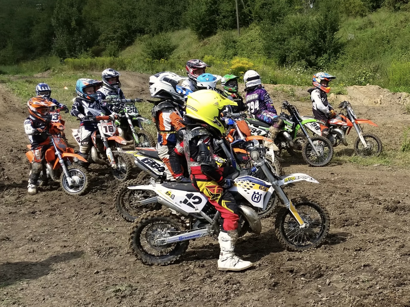 Junge Motocross Fahrer auf der Kinder Strecke
